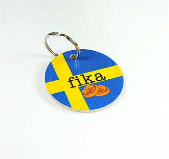 Keychain Fika & cinnamon buns, blue/yellow text