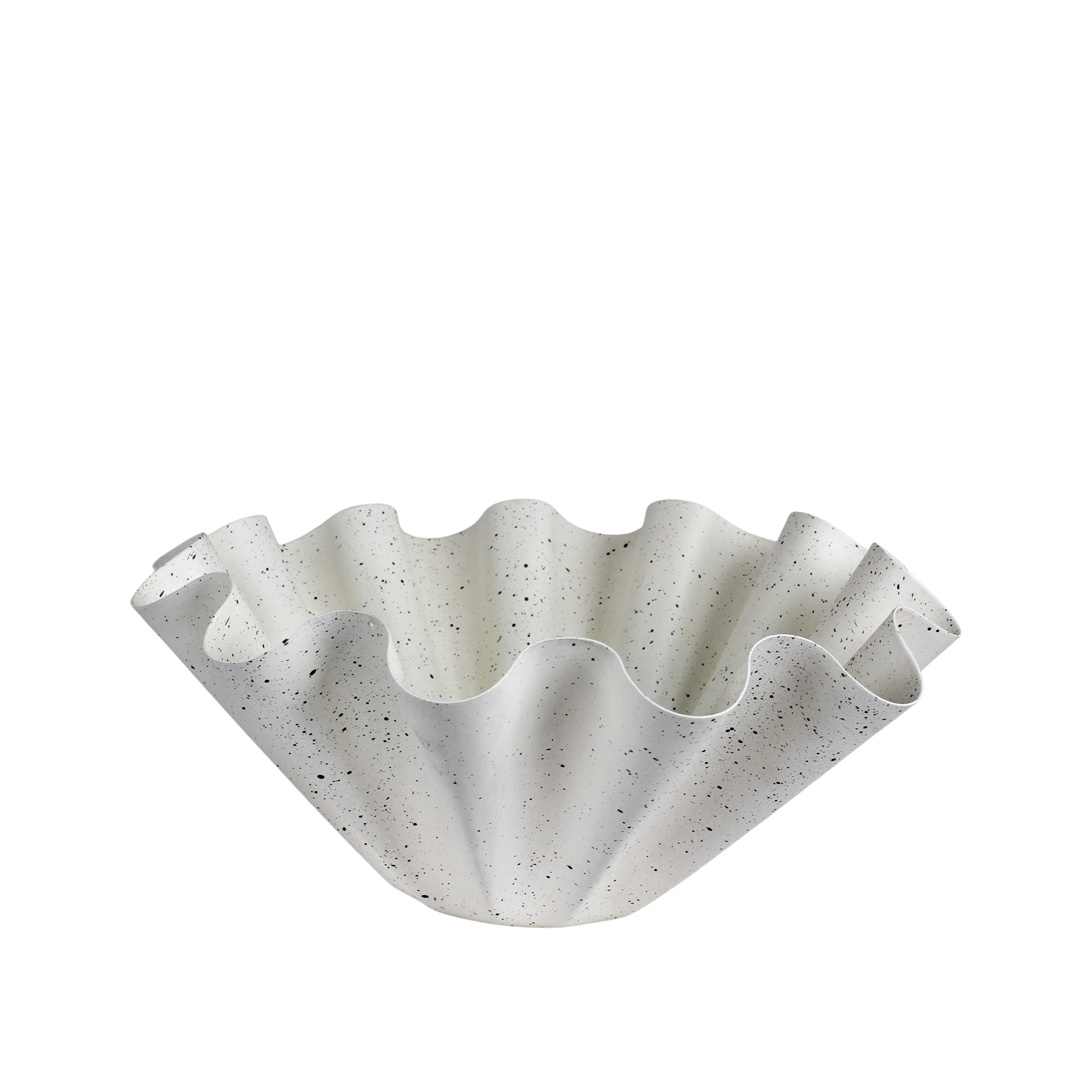Creamfärgad skål med svarta prickar i veckad plåt. Omkrets 25 cm höjd 9 cm.