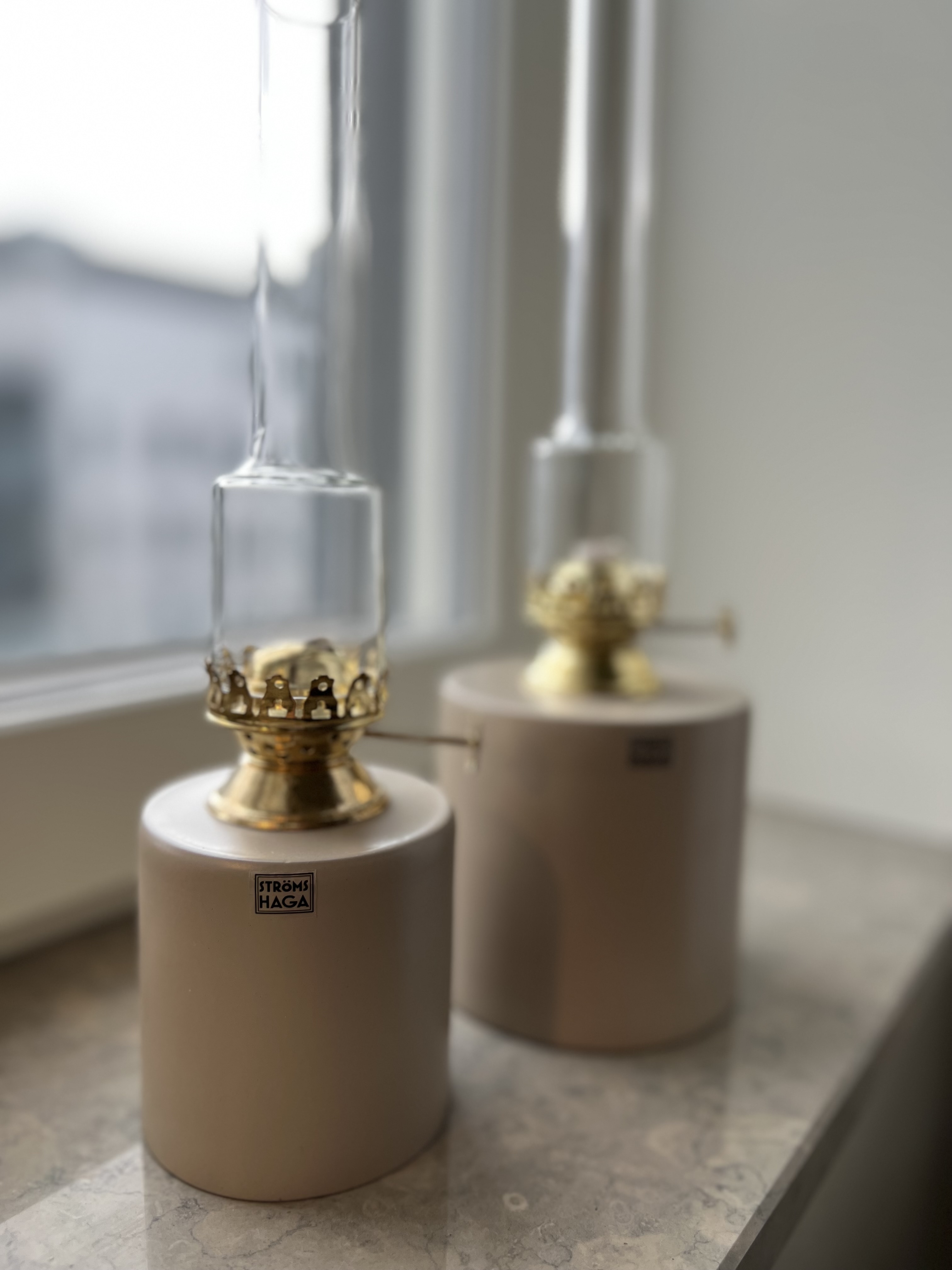 Oljelampa Rak – Beige Stor med Mässingdetaljer - 3