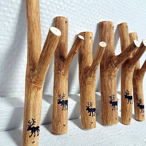 Handgjord träkrok med målad ren, Liten, Jokkmokk samisk design, M Svonni