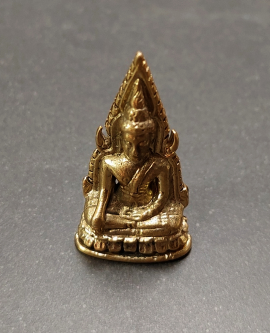 Mediterande Thai Buddha i  Mässing