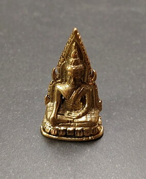 Mediterande Thai Buddha i  Mässing
