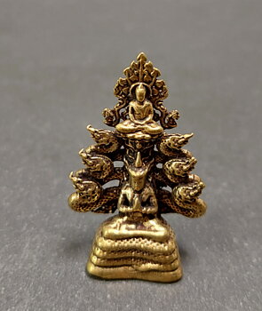 Mediterande Thai Buddha med Kobras i  Mässing