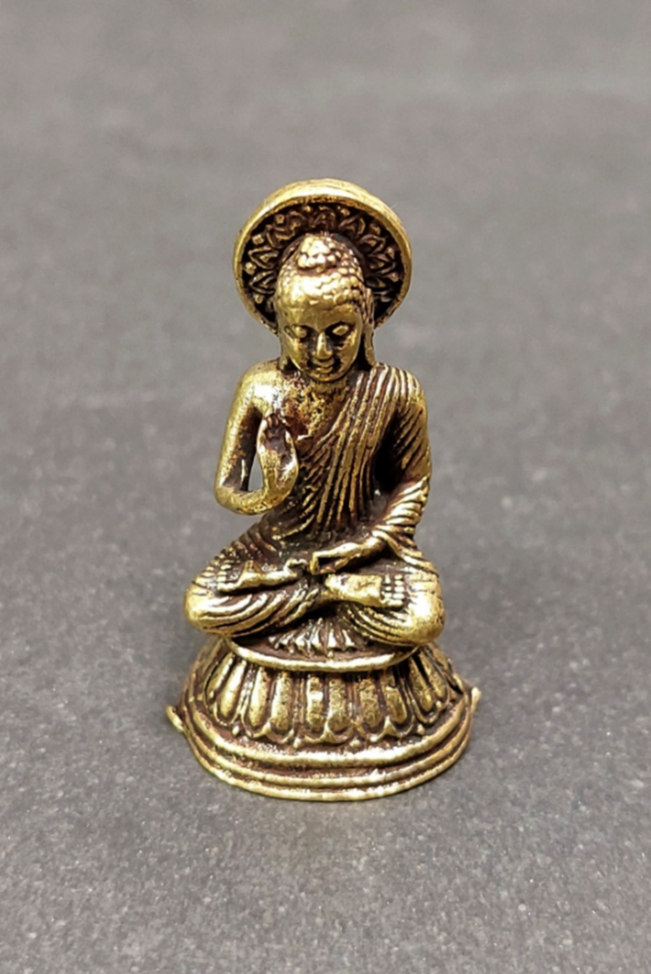 Mediterande Buddha med Mudra  i  Mässing