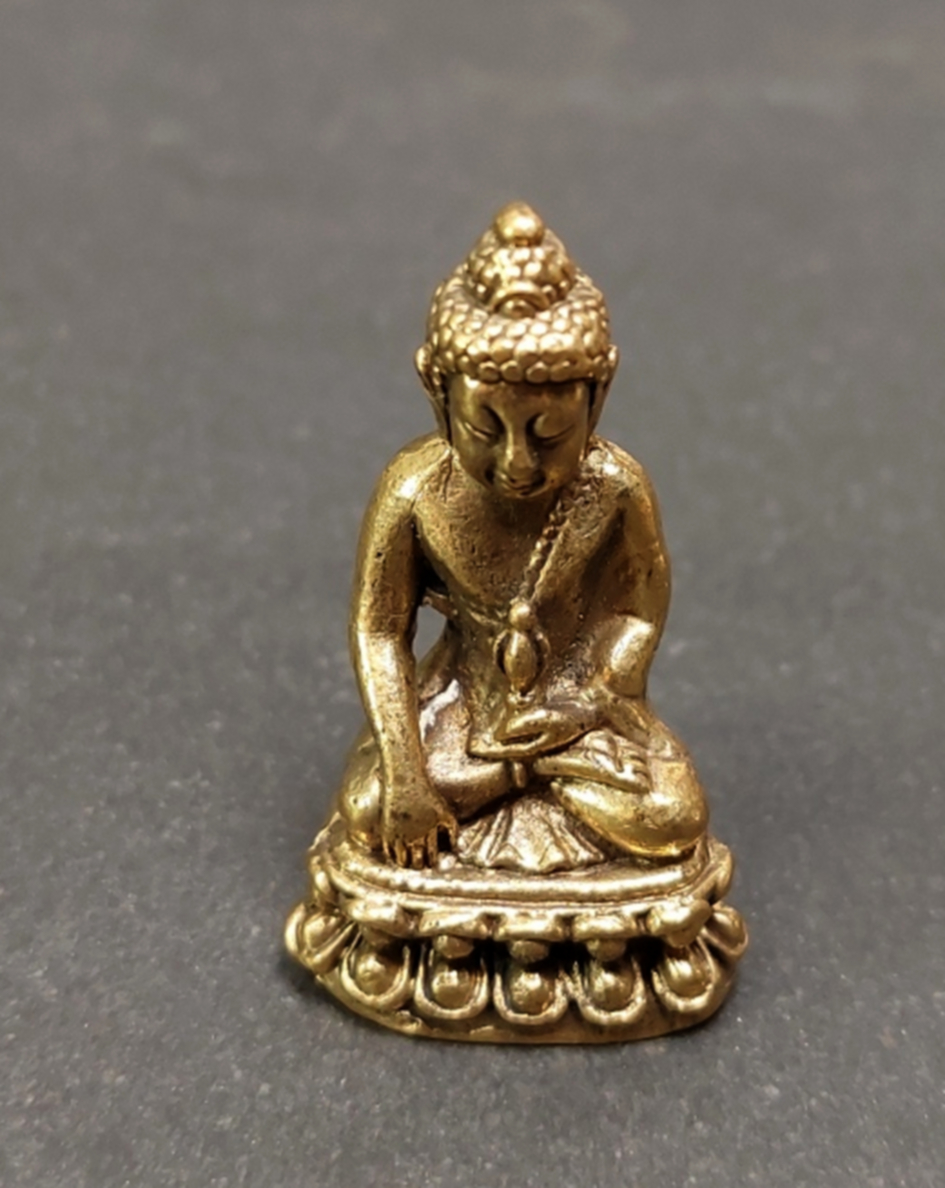 Mediterande Buddha med Dorje i  Mässing
