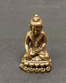Mediterande Buddha med Dorje i  Mässing