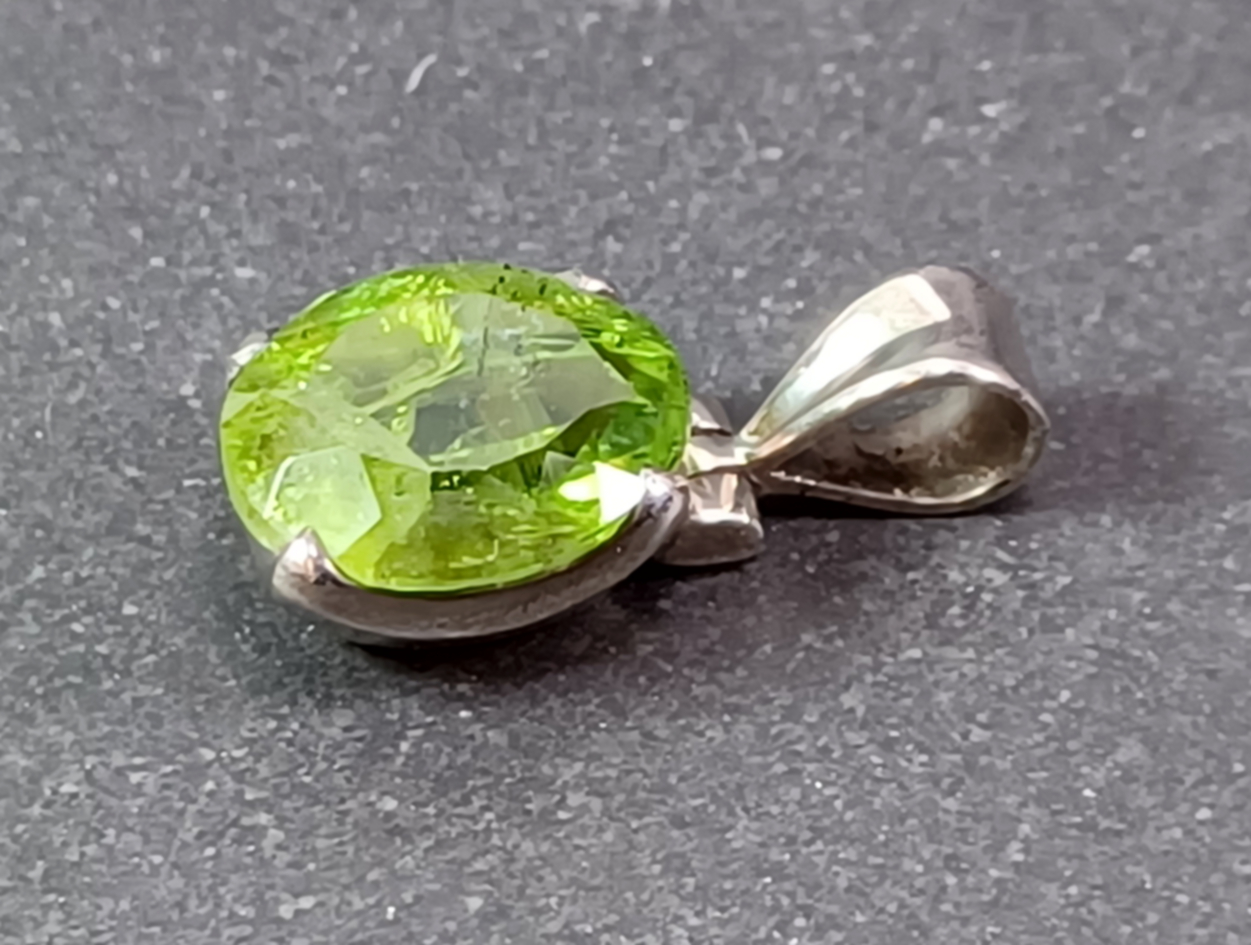 Silver hänge  med fasetterade Peridot i  Äkta Silver
