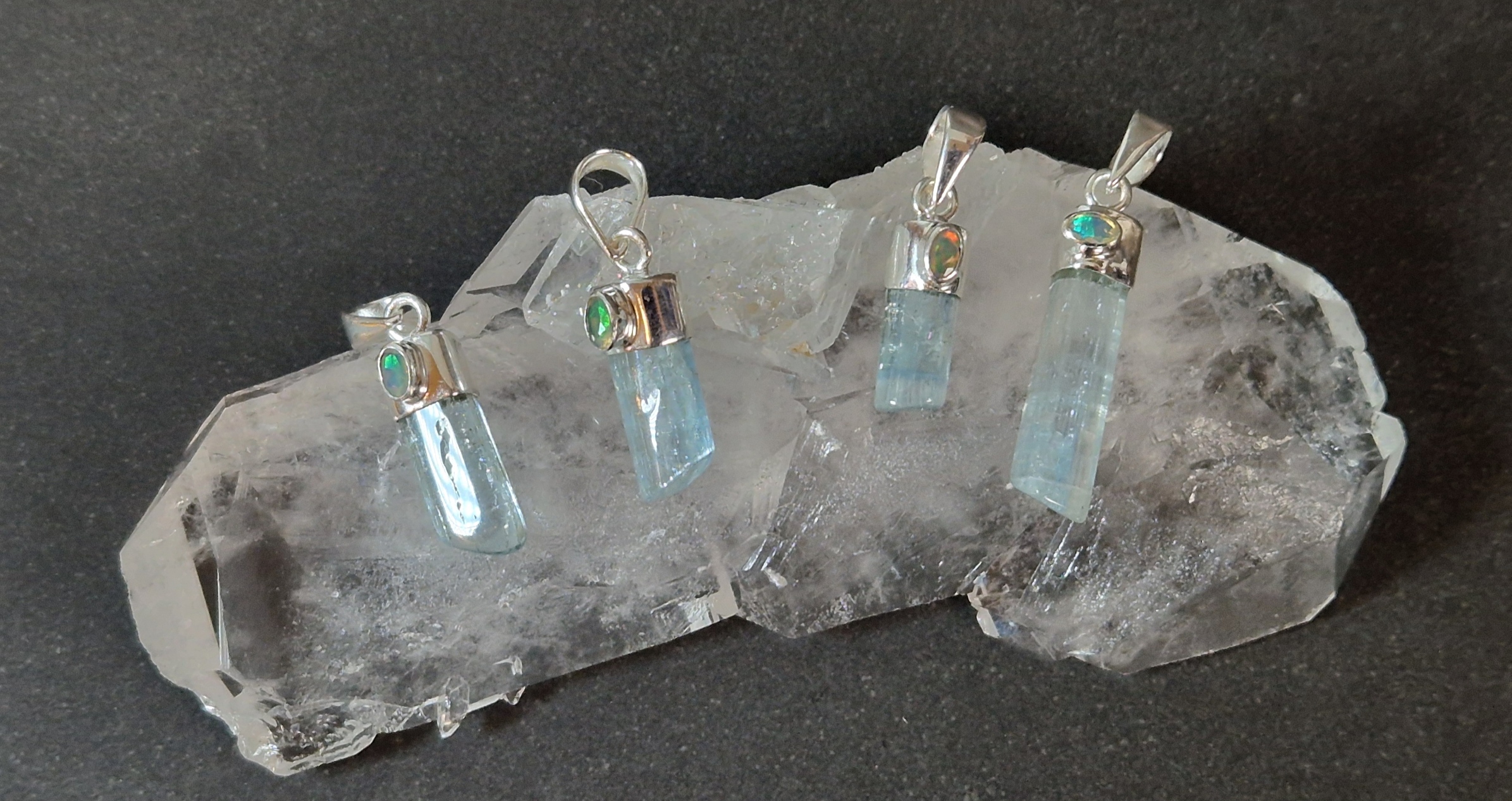 Akvamarin Hänge i Silver med Cabochon i Äkta Opal