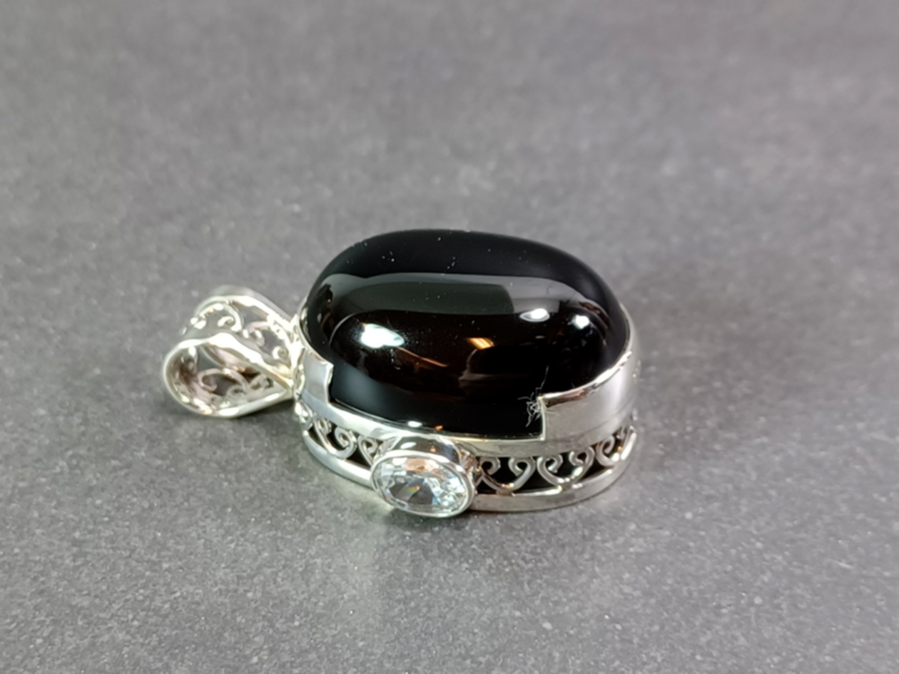 Ovalt Silver hänge med Svart Onyx
