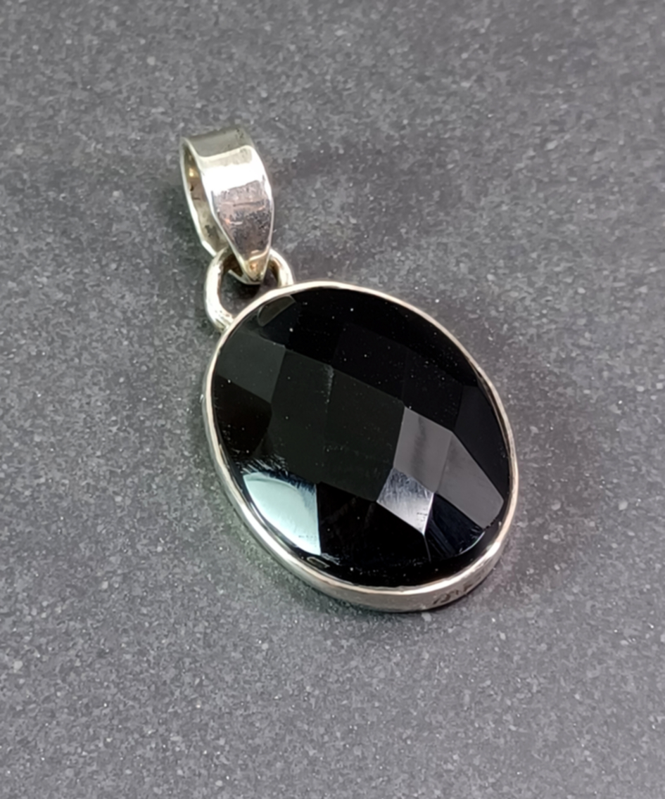 Silver hänge med Fasetterad Svart Onyx med bred kant