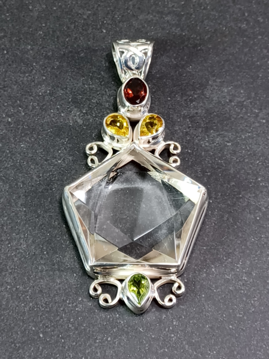 Silver hänge med fasetterad bergkristall i Pentagram Form