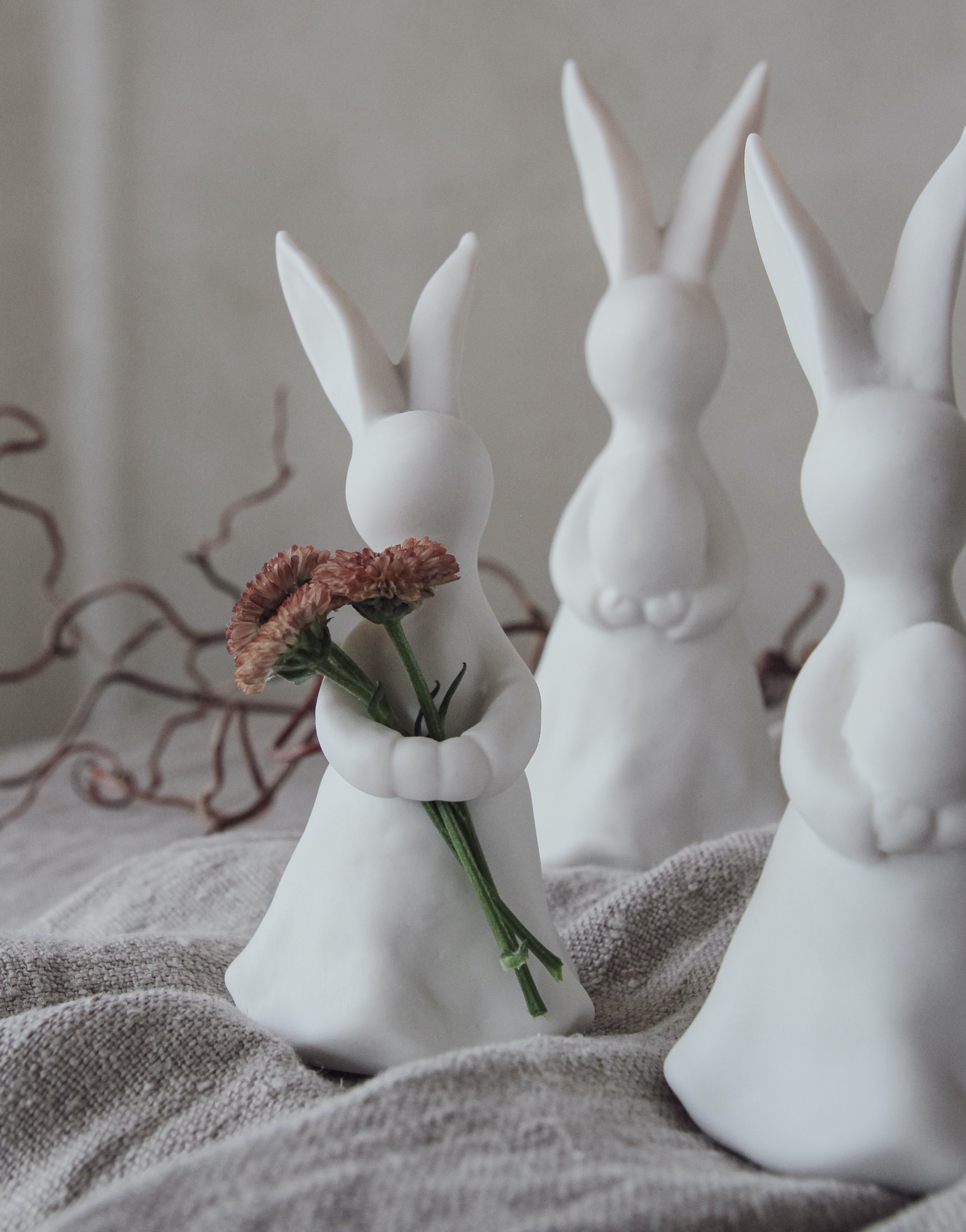Påskhare som kan hålla i blommor, fjädrar mm - Majas Cottage - 2