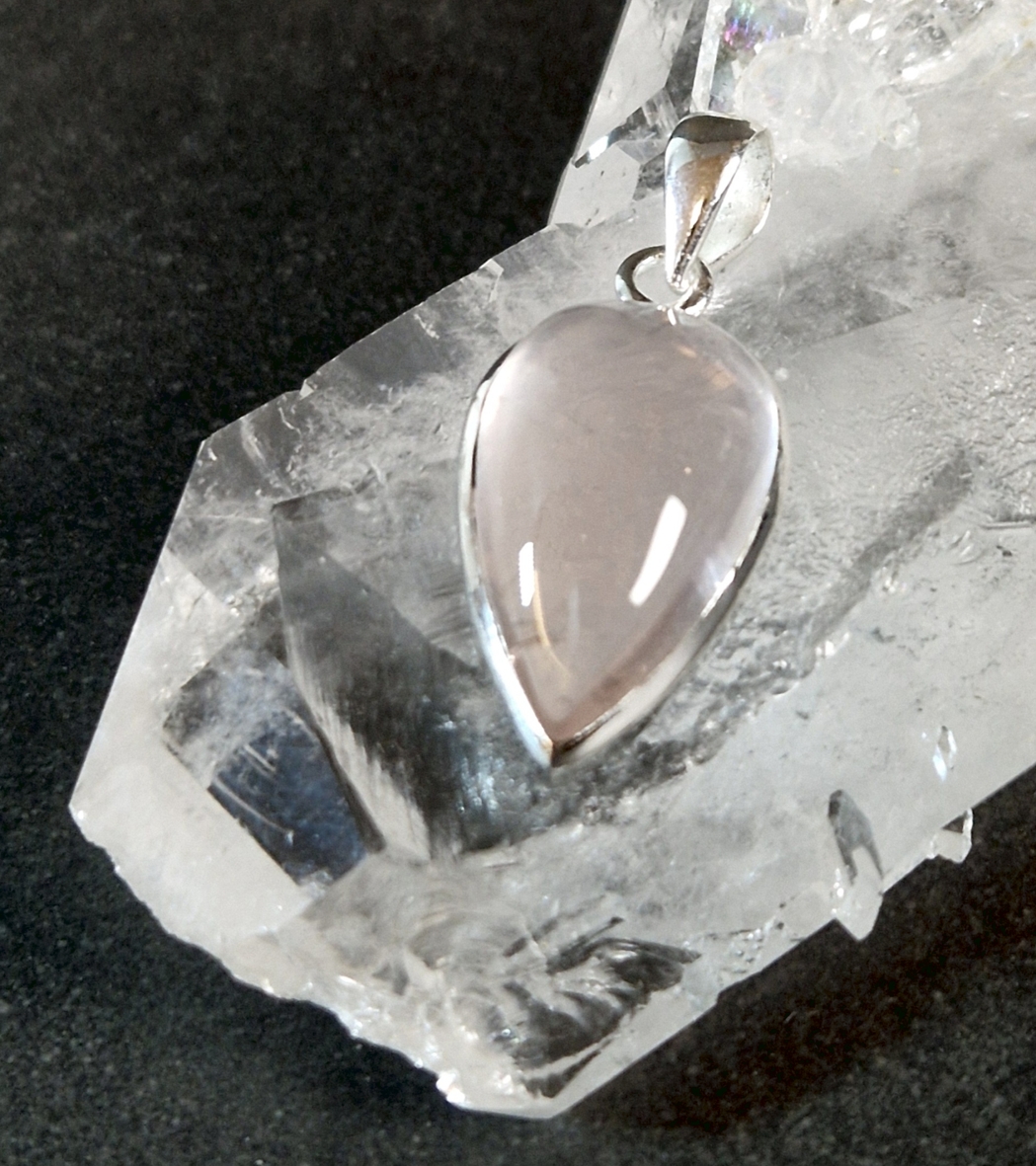 Silver hänge med Girosol Rosenkvarts ,  handgjord i Indien.