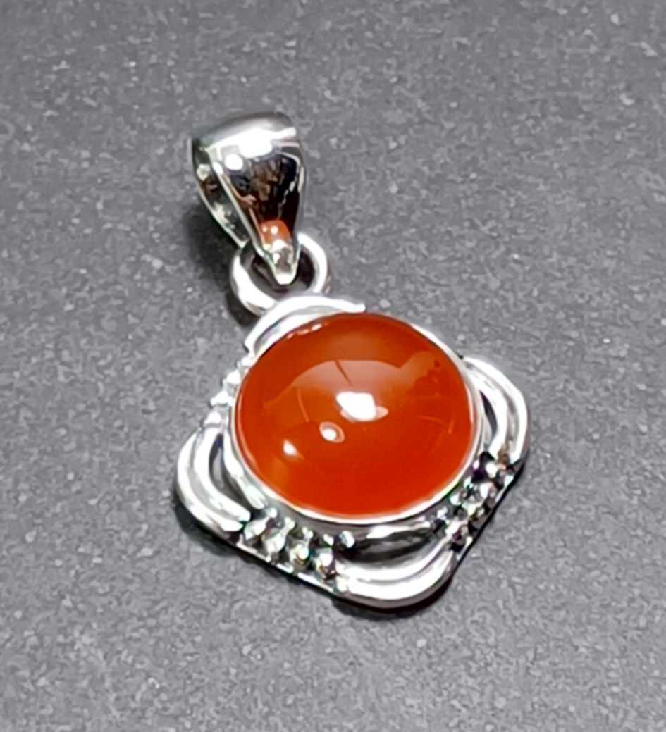 Karneol Cabochon Hänge i Äkta Silver