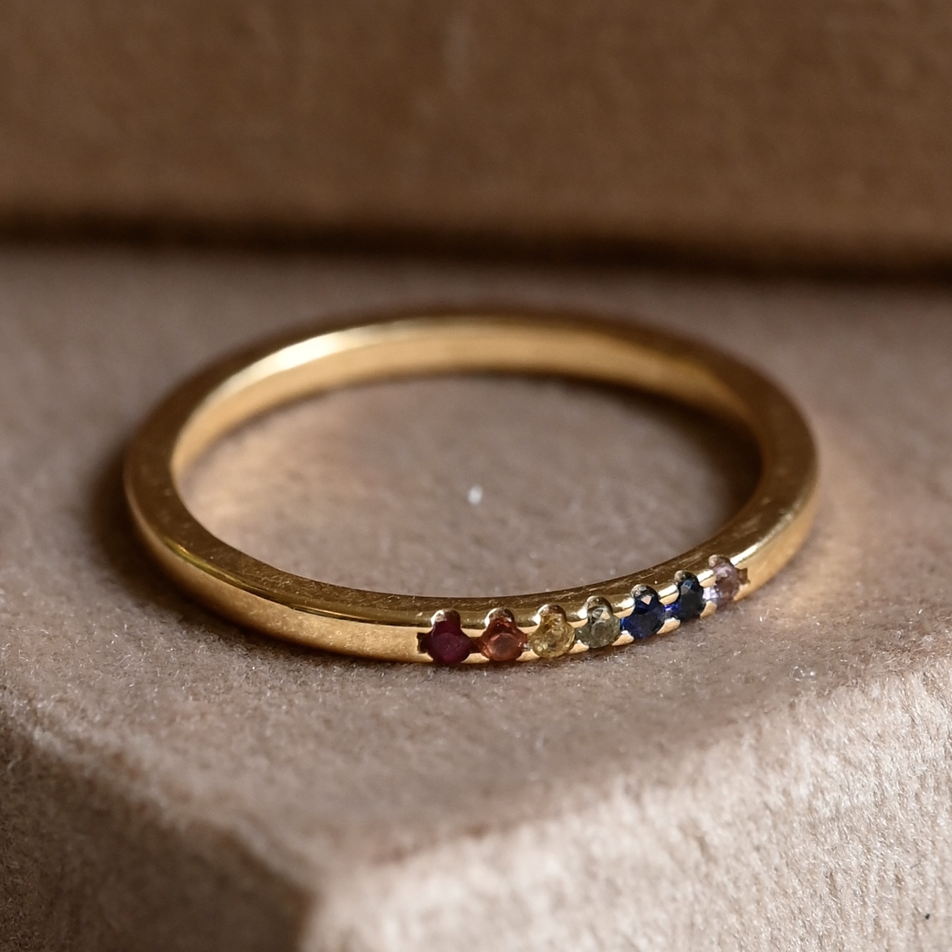 Ring Ellinor handgjord rubin safirer guld 18 karat
