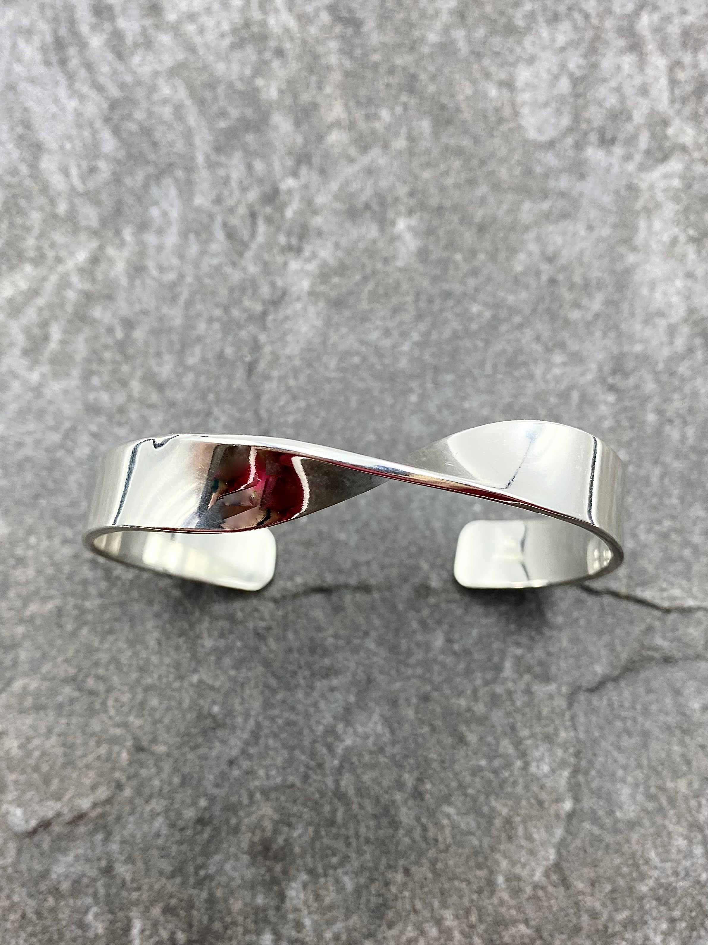 Armring Twisted handgjord 10 mm silver 
