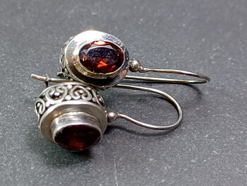 Antik Stil Örhängen i Silver med Fasett slipad Granat