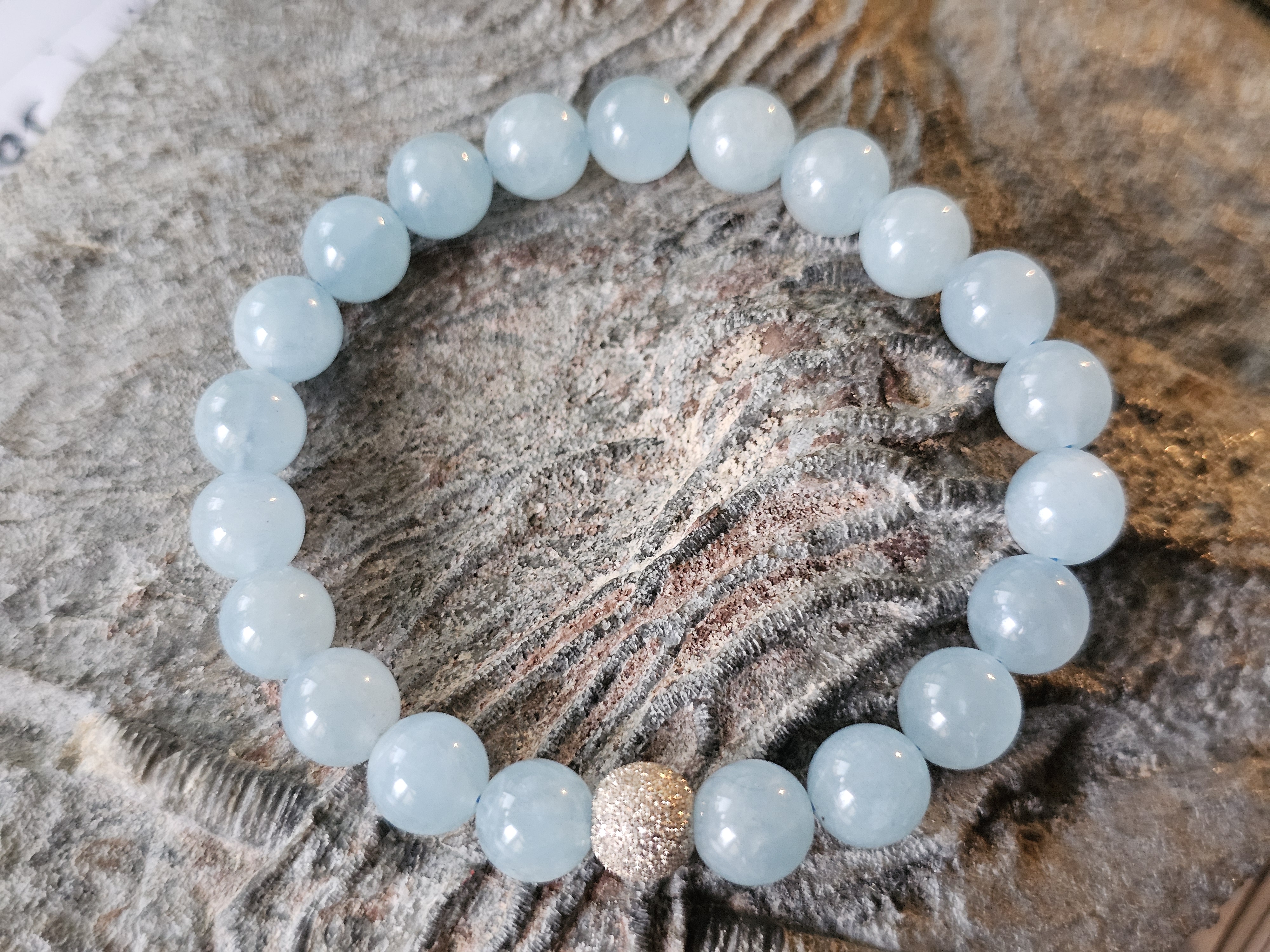 Akvamarin armband 8mm med glitter silverkula. innermått ca. 15,5cm, 22 kulor tot. - 2