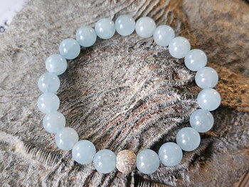 Akvamarin armband 8mm med glitter silverkula. innermått ca. 15,5cm, 22 kulor tot.