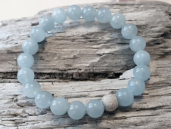 Akvamarin armband 8mm med glitter silverkula. innermått ca. 15,5cm, 22 kulor tot.