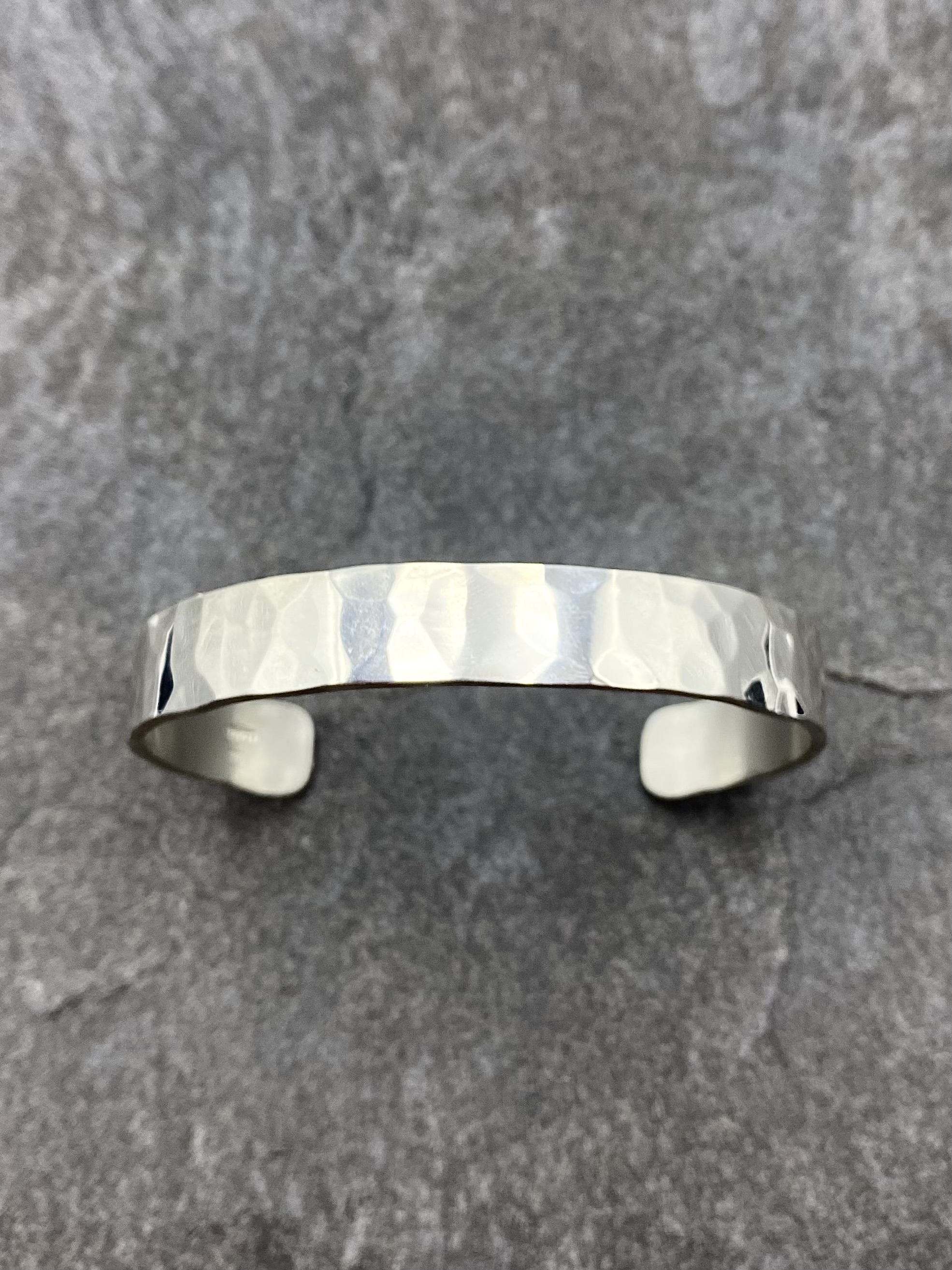 Armring Hammery handgjord 10 mm silver 