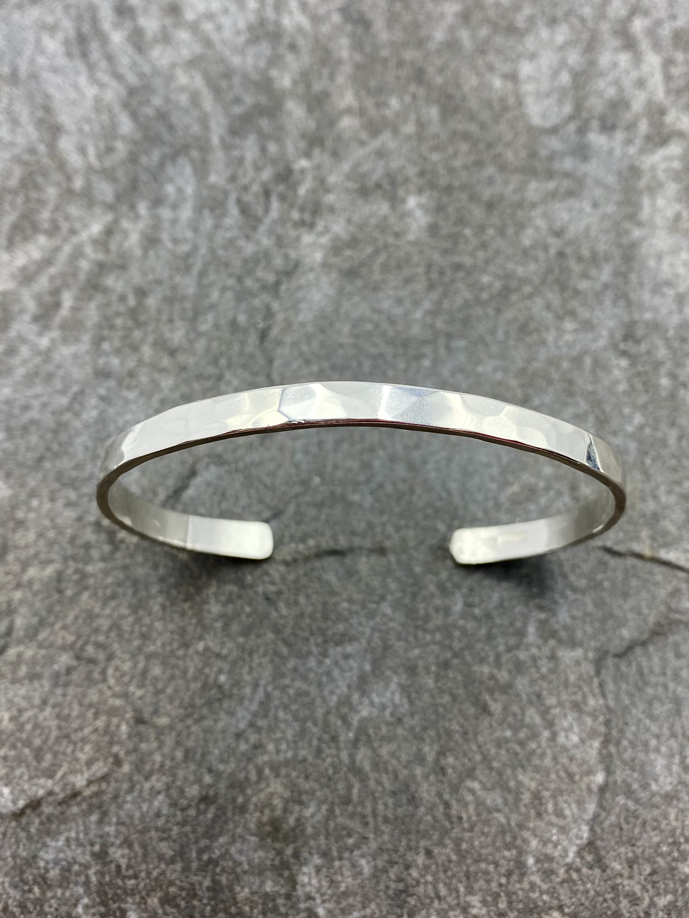 Armring Hammery handgjord 6 mm silver 