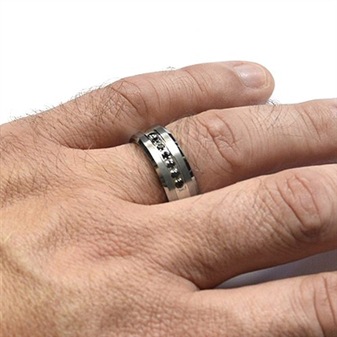 Ring FB2000 Blackstone  Tungstensring Titaninlägg Högblank & Borstad Finish 7st Svarta CZ Diamanter 8mm hand
