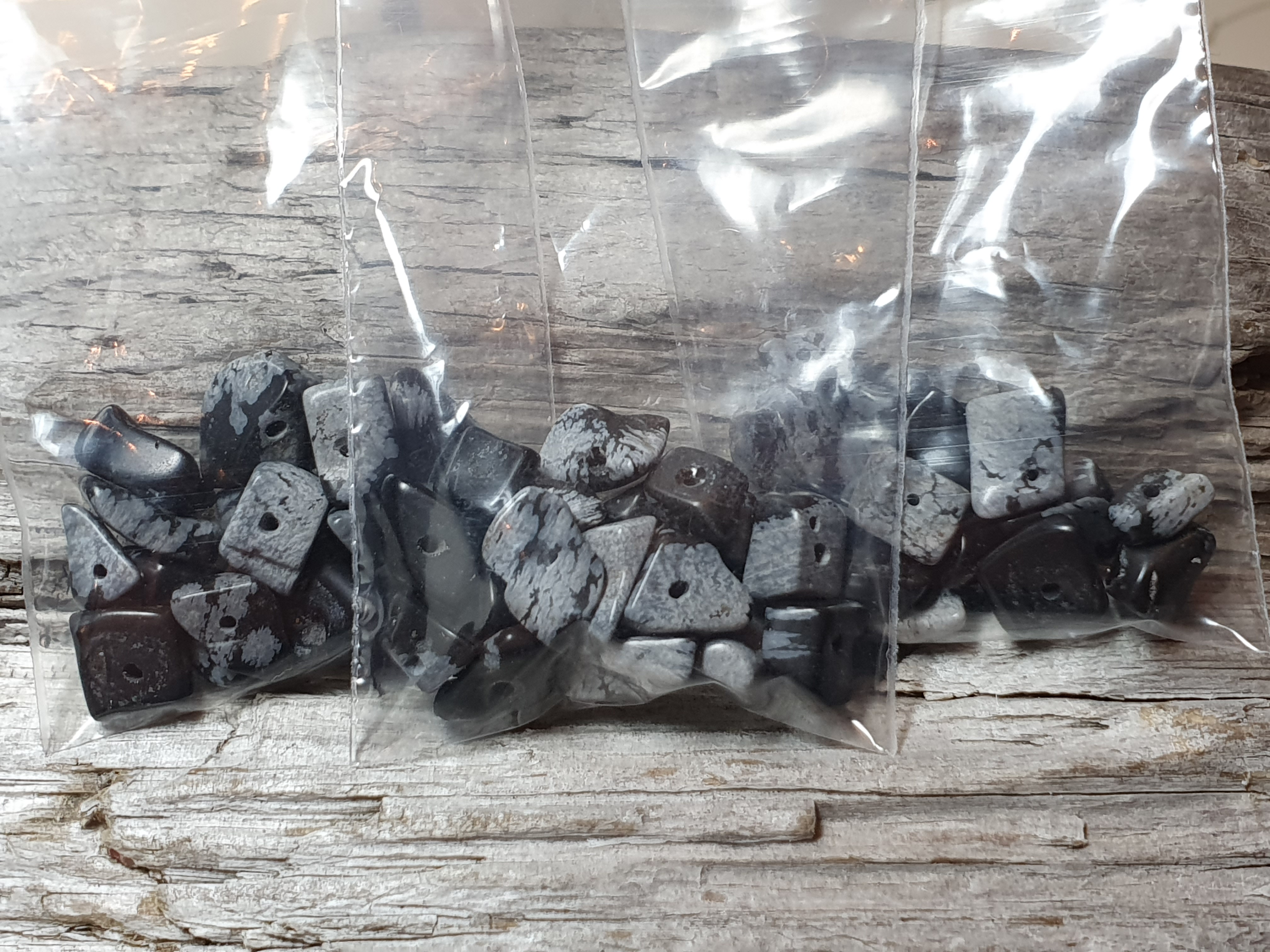 Snöflingeobsidian chips lösa, , 20st/fp Pris/fp. Visas på 0,8mm tråd - 2