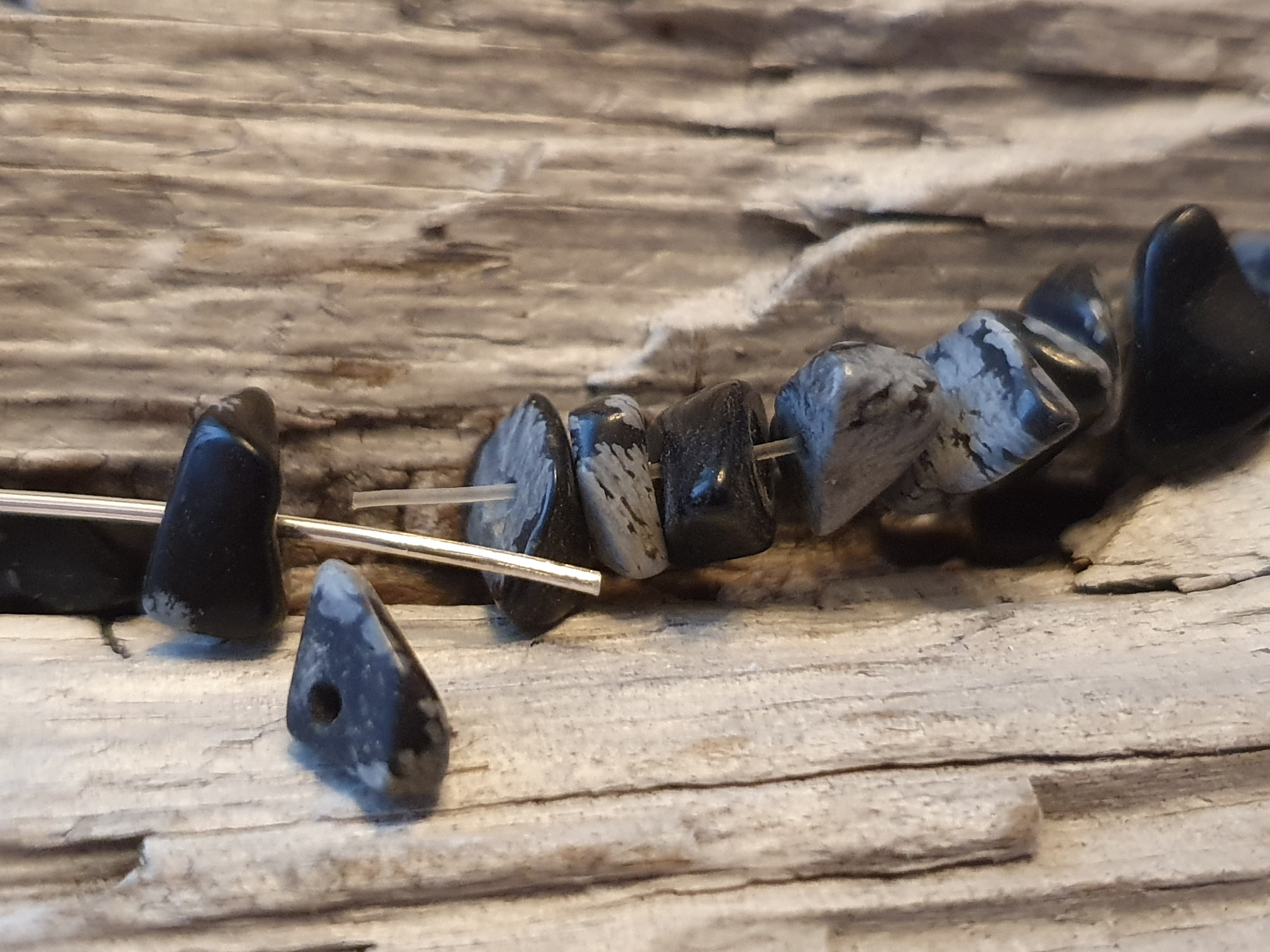 Snöflingeobsidian chips lösa, , 20st/fp Pris/fp. Visas på 0,8mm tråd