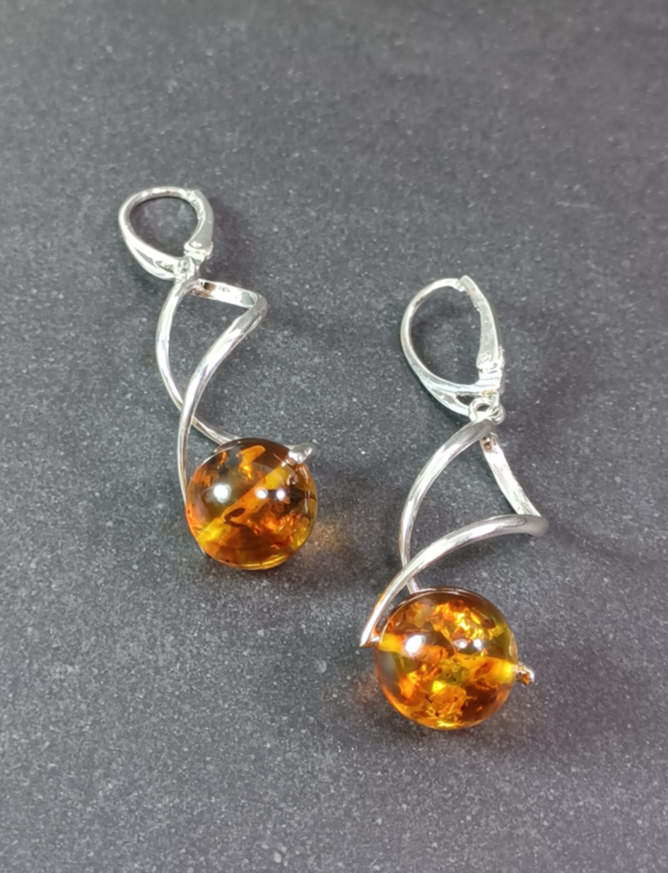 Örhängen Silver Spiral med kula i Bärnsten