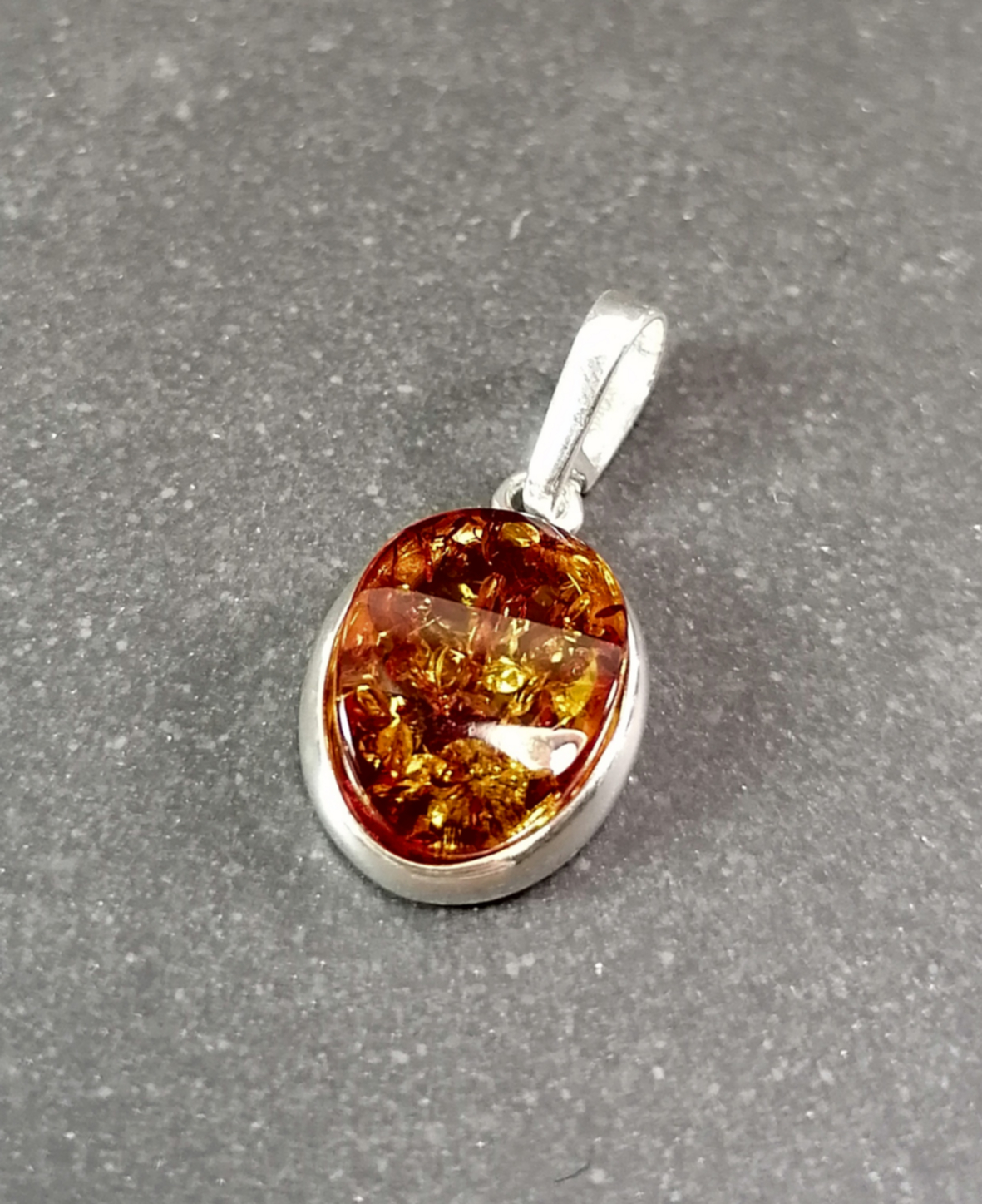 Silverhänge Oval med Bärnsten