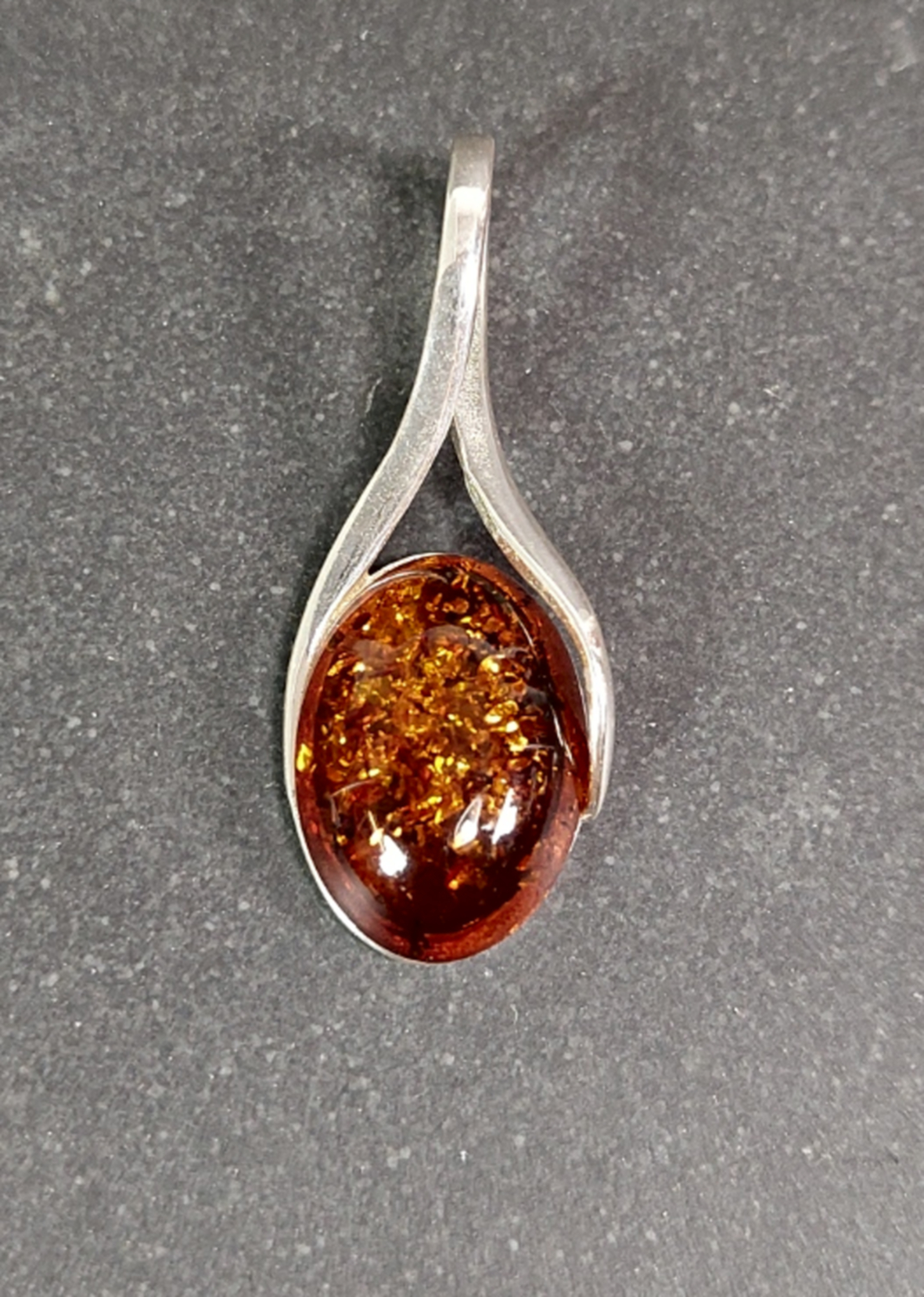 Silverhänge Oval med Bärnsten