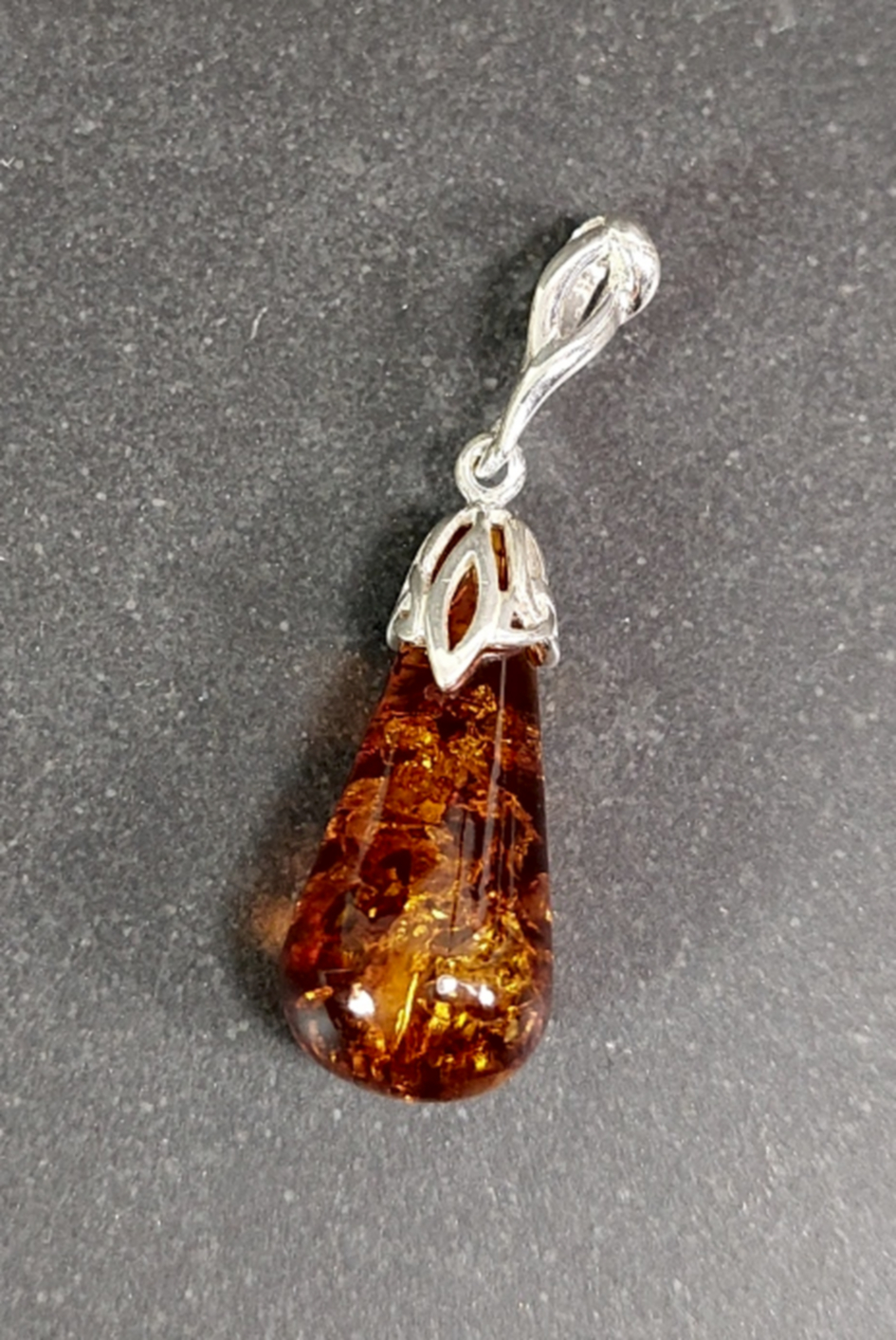 Silverhänge Droppformad Bärnsten med Triquetra Detaljer