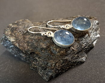 Örhängen i Silver med Mörk Akvamarin Cabochon