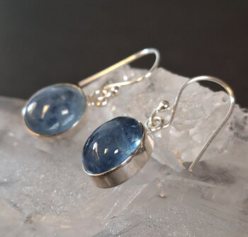 Örhängen i Silver med Mörk Akvamarin Cabochon