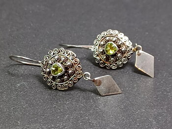 Silver Filigran Örhängen med Peridot