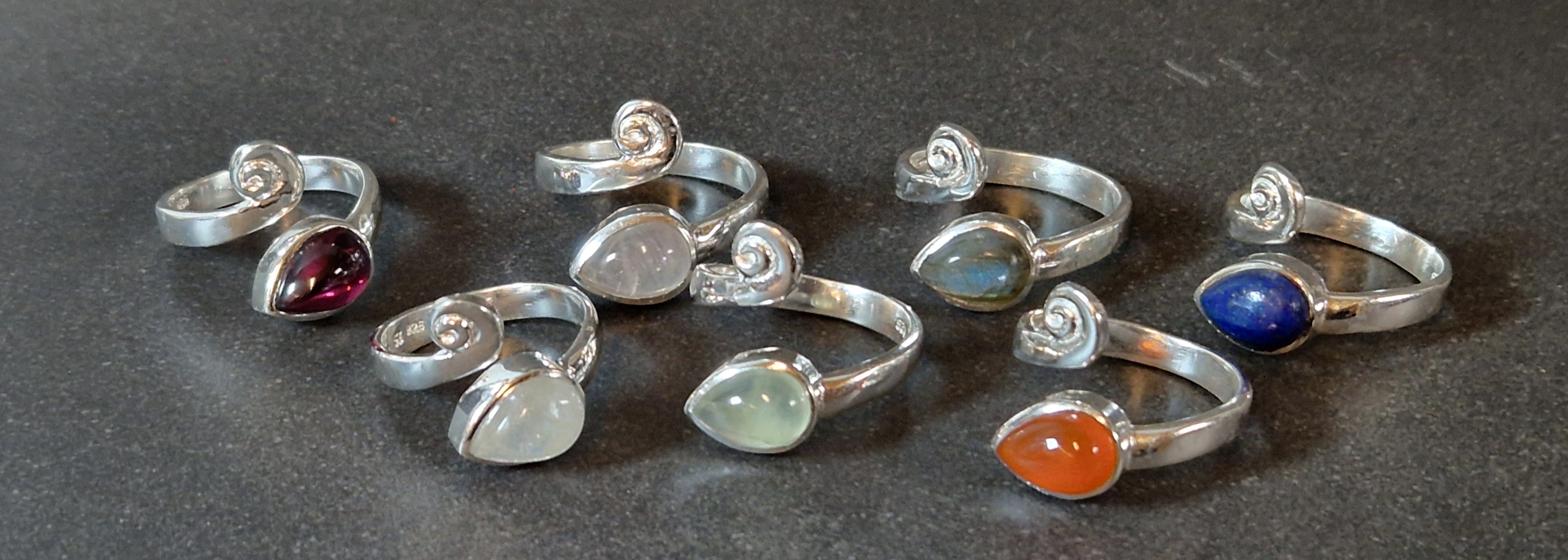 Ställbar silverring med spiral och Droppformad cabochon