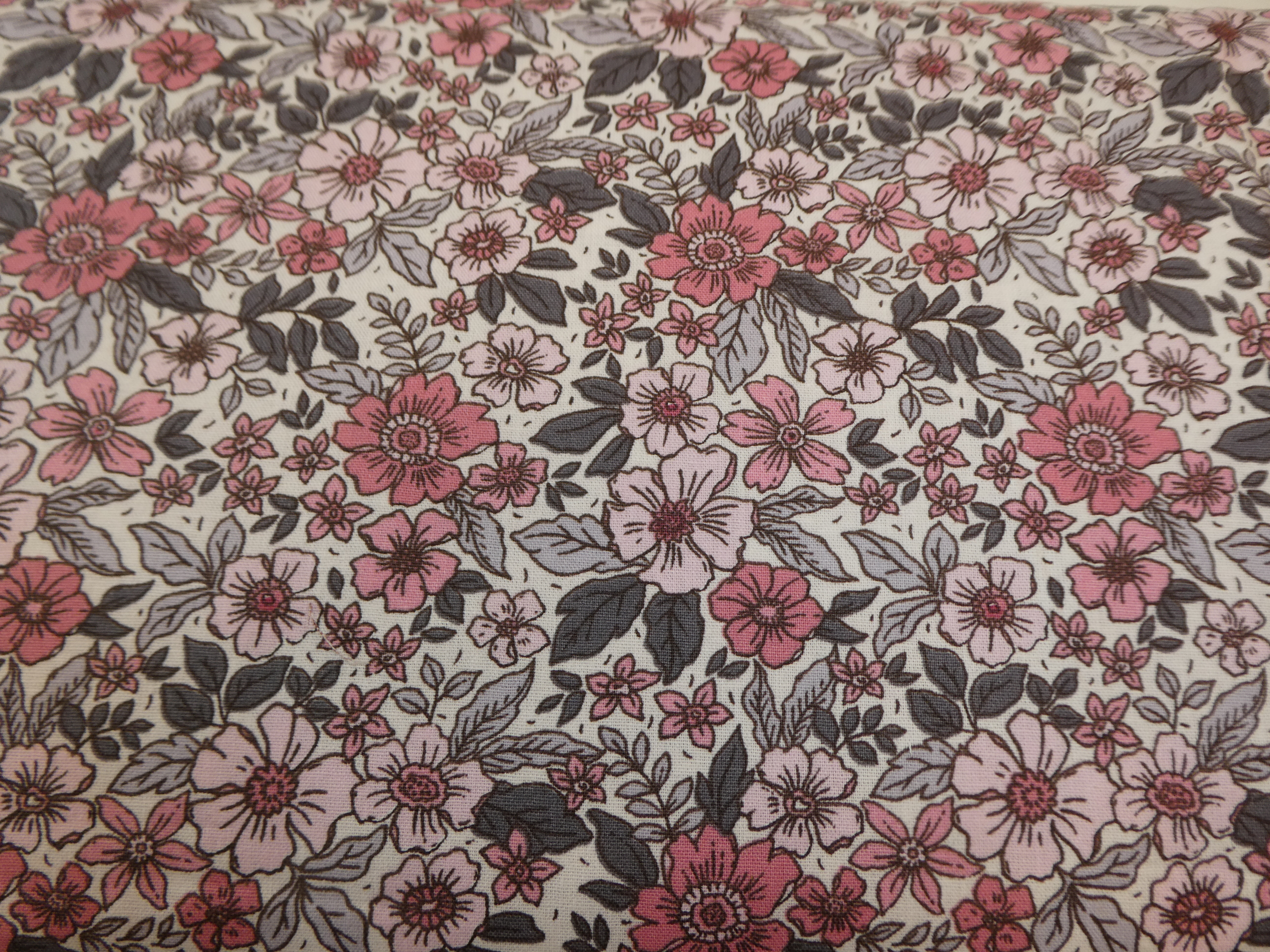 ljus botten med blommor i rosa och gröna toner