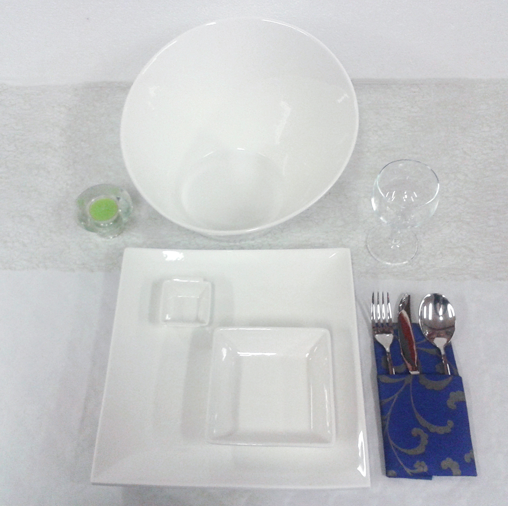 Dinnerware in Porcelain - Plates with Fine Bowls - GM24 - 13 pcs.
