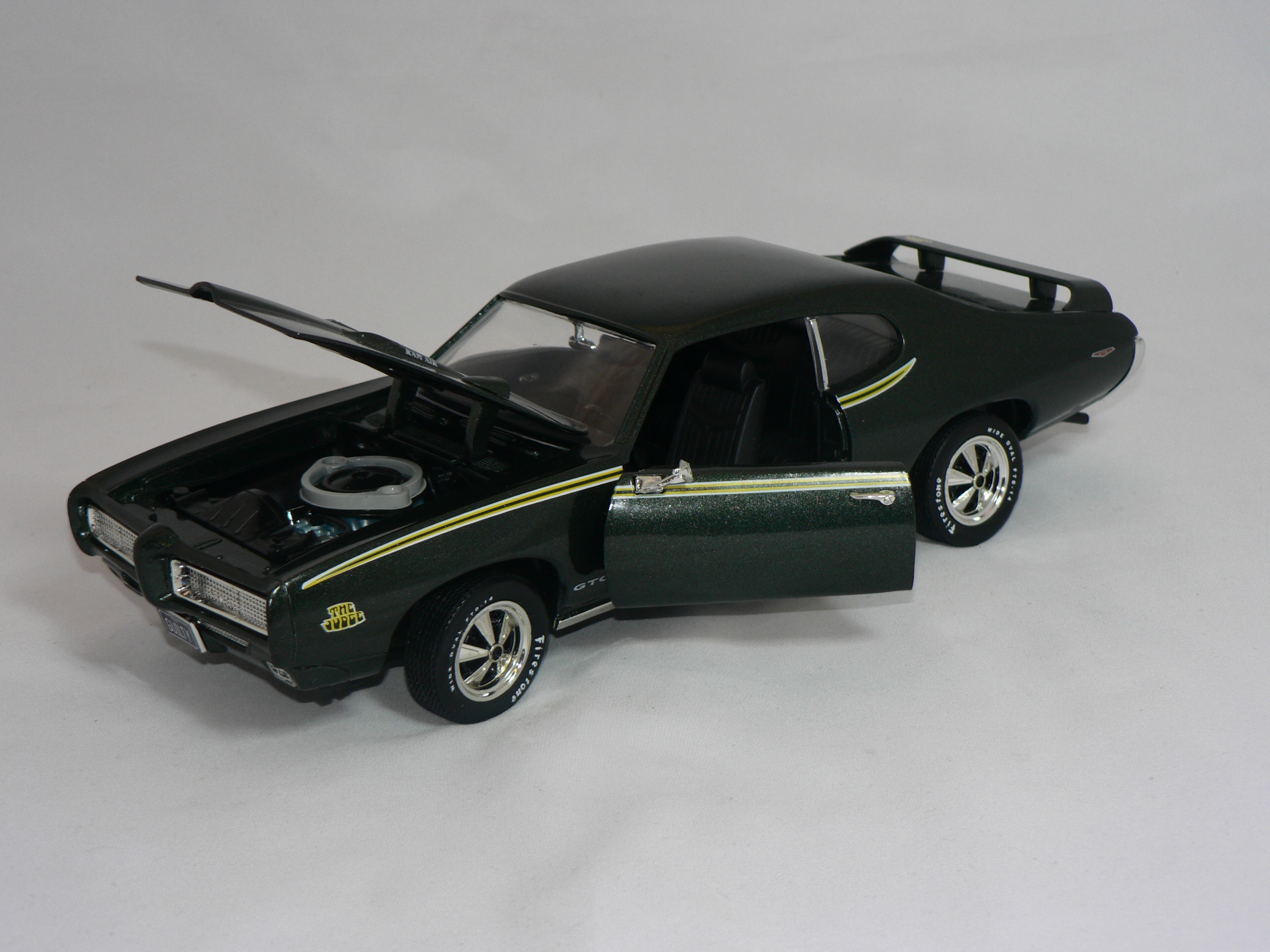 Pontiac GTO  Judge 1969   1:18  Ertl/Auto World - 4