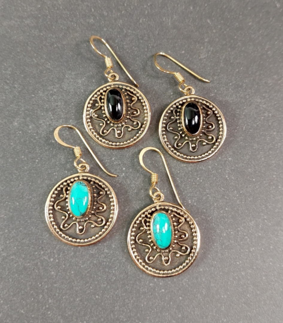 Runda örhängen i brons med oval cabochon