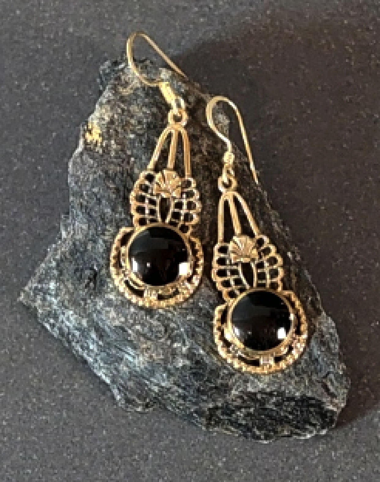Örhängen i brons med rund cabochon i Svart Onyx