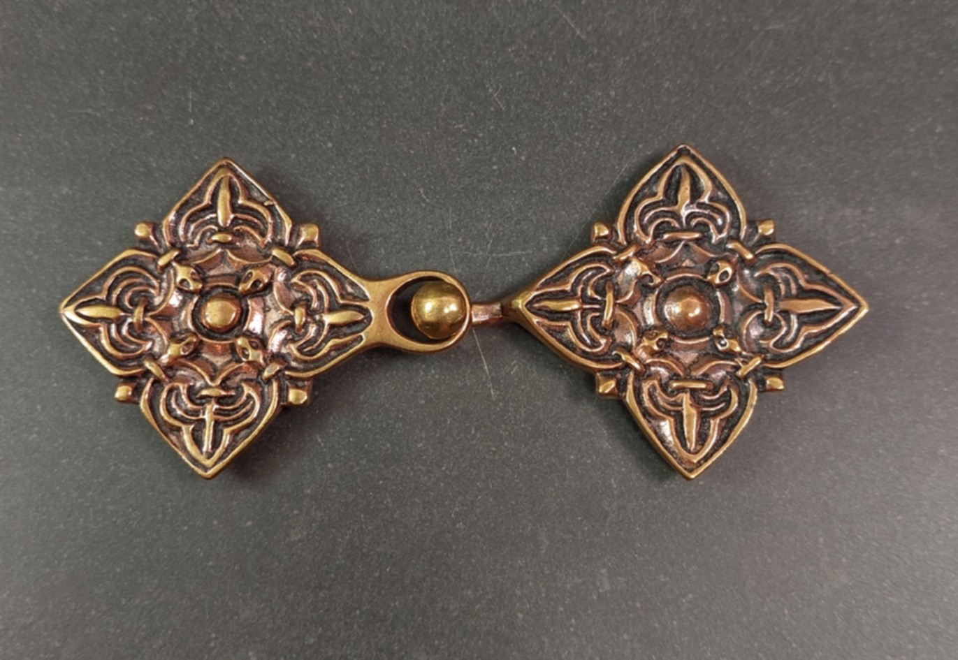 4 bladig blomma Vikingatida Mantelspänne i brons - 2 delar 