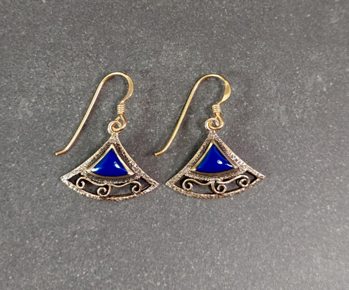 Pyramidformade örhängen i brons med Lapis Lazuli