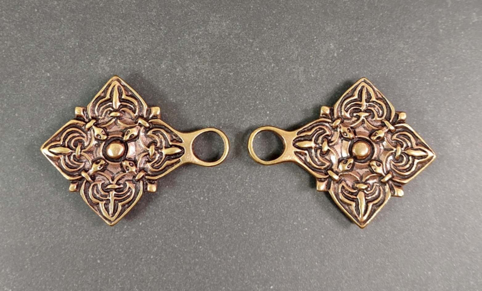 4 bladig blomma Vikingatida Mantelspänne i brons - 2 st med  öglor