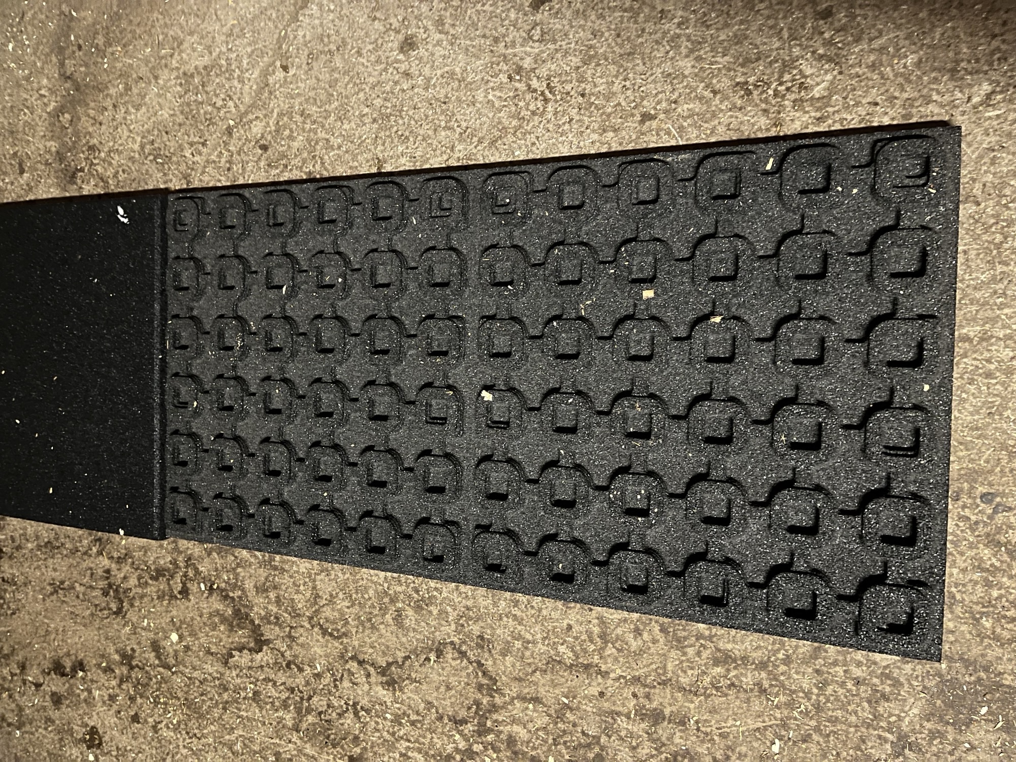 Närbild på undersida på gummimatta för hästbox