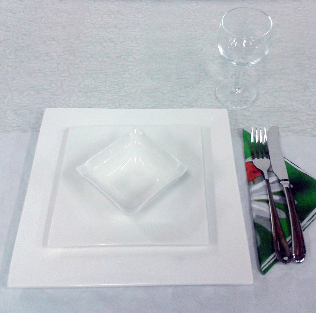 Dinnerware in Porcelain GM02 Plates and Square Bowl - 18 pieces