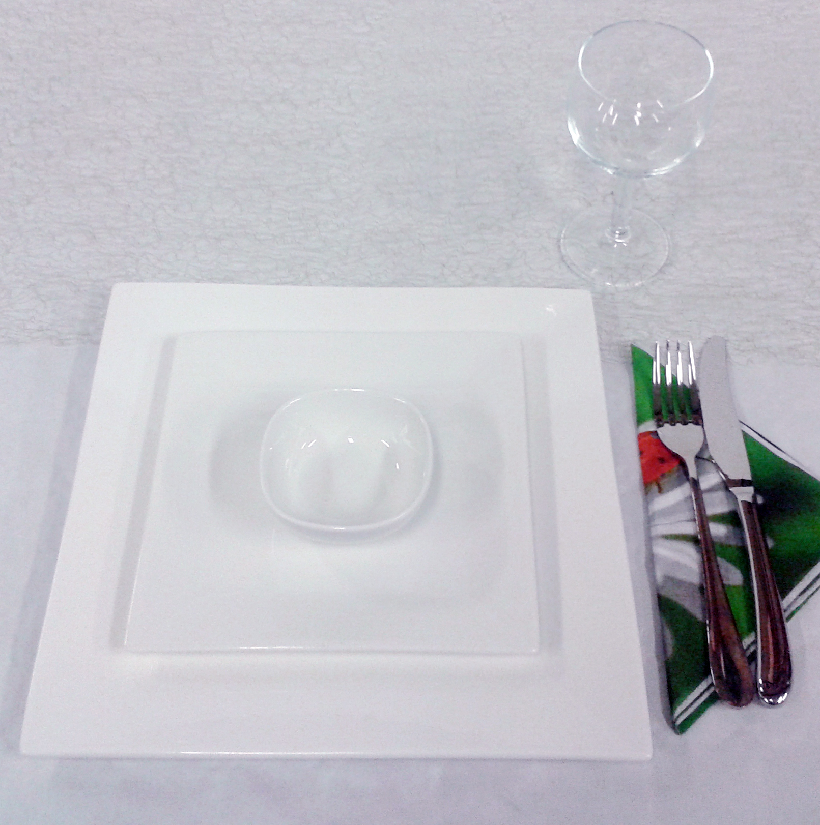 Dinnerware in Porcelain - Plates and Small Bowls - GM04 - 18 pcs.