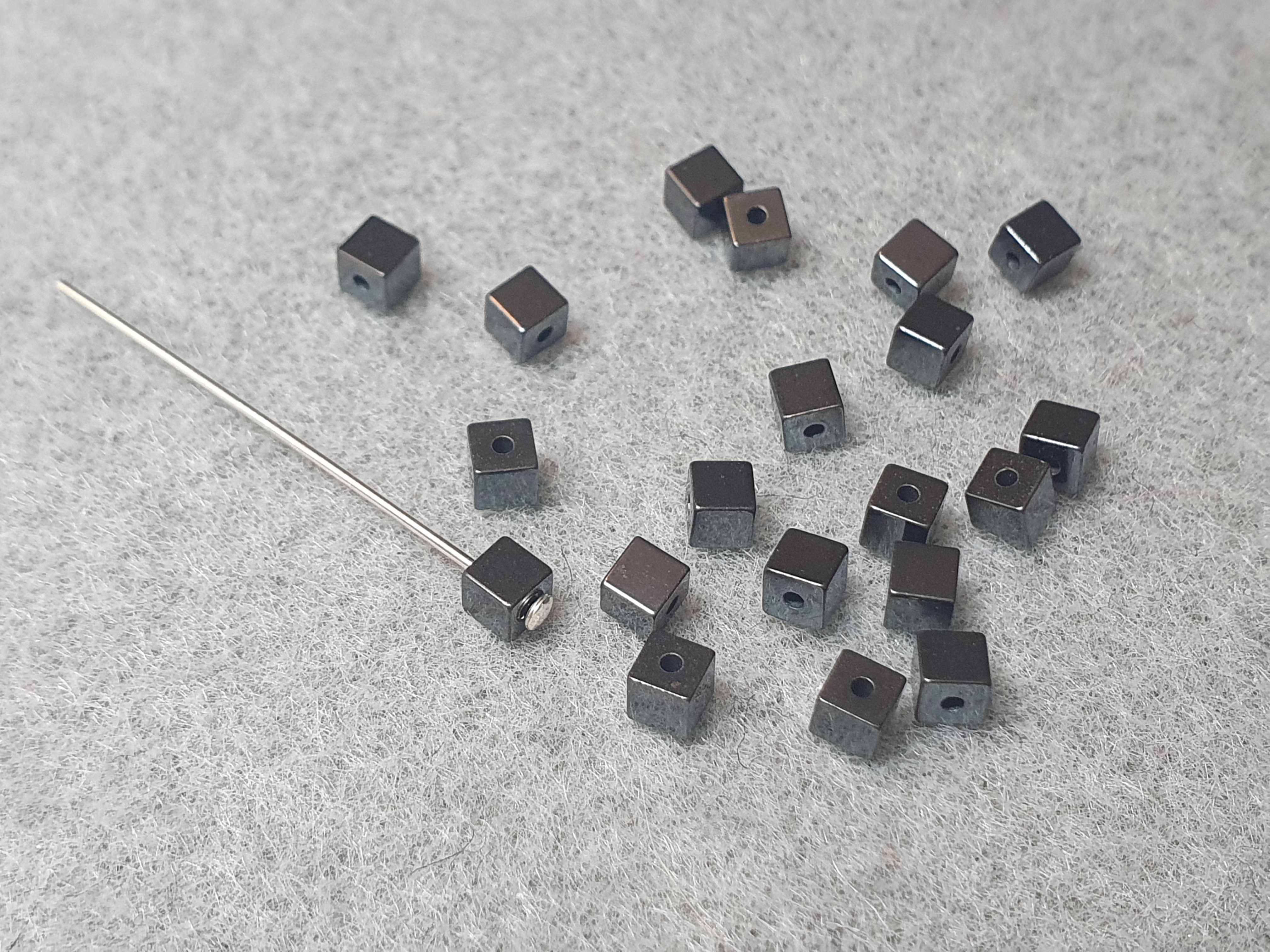 Hematit kub ca. 3,1 mm lösa 20st/fp Pris/fp 