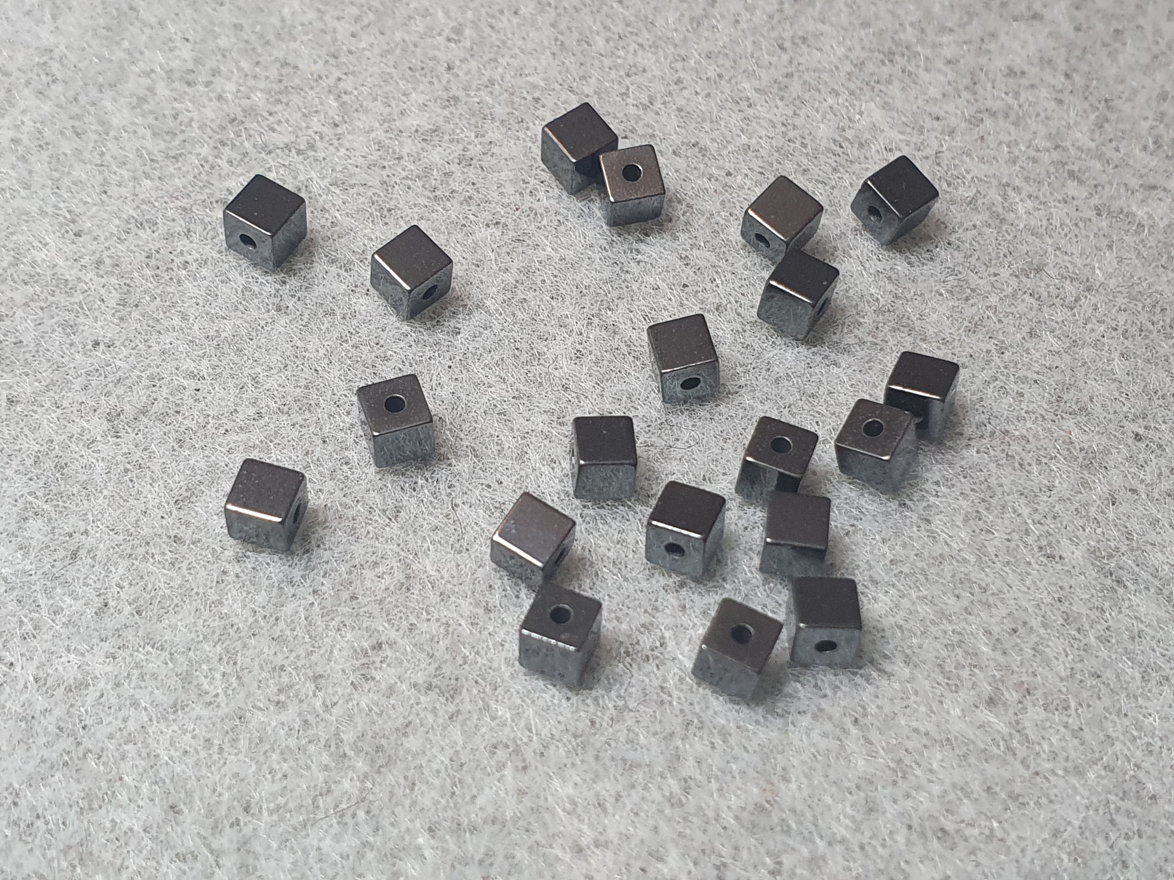 Hematit kub ca. 3,1 mm lösa 20st/fp Pris/fp  - 4